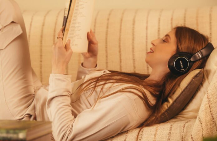 Mulher-lendo-livro-e-usando-fone-da-WAAW.jpg
